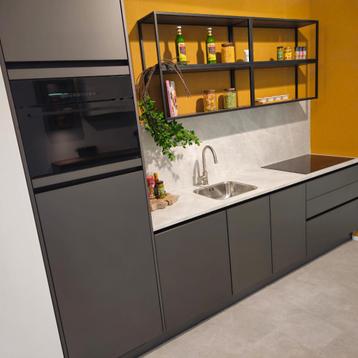 Gloednieuwe showroomkeuken inclusief apparatuur en montage! beschikbaar voor biedingen