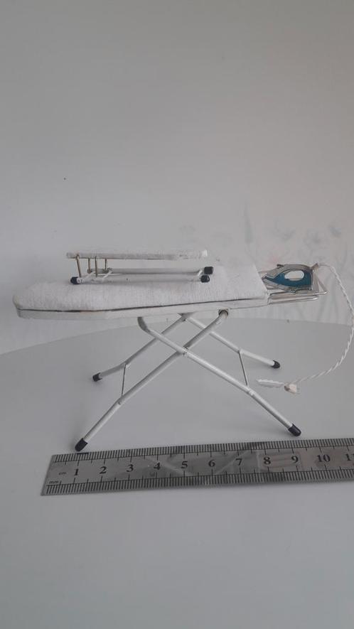 Strijkplank, schaal 1op12, poppenhuis miniatuur., Verzamelen, Poppenhuizen en Toebehoren, Nieuw, Poppenhuis, Ophalen of Verzenden