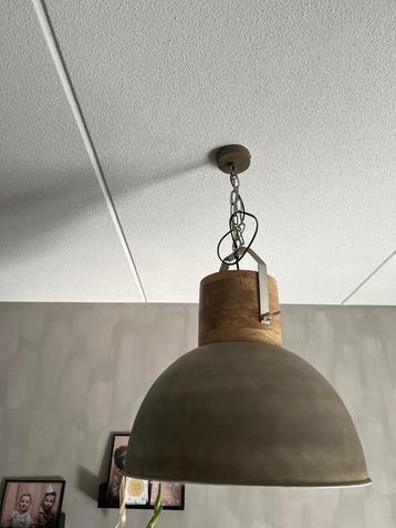 Lamp landelijk industrieel zo goed als nieuw hout betonlook beschikbaar voor biedingen
