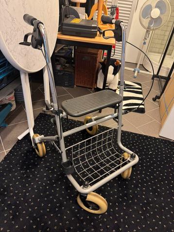 Metalen rollator beschikbaar voor biedingen