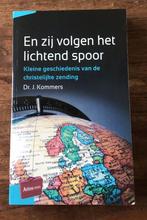 J. Kommers - En zij volgen het lichtend spoor, Ophalen of Verzenden, Zo goed als nieuw