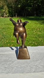 DIKKE DAME / bronzen beeld / armen omhoog, Ophalen of Verzenden