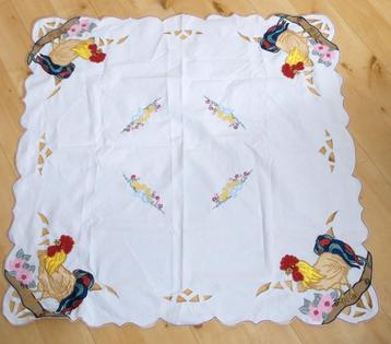Leuk tafelkleed met kip/kuikentjes borduursels beschikbaar voor biedingen