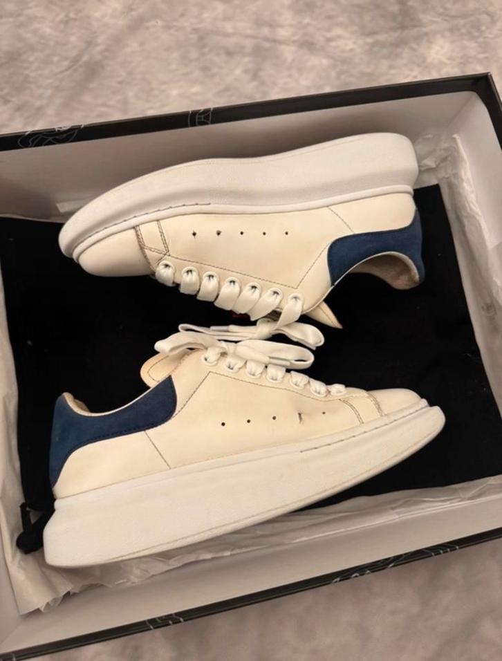 Alexander McQueen blauwe hak suede wit 37, Kleding | Heren, Schoenen, Zo goed als nieuw, Sneakers of Gympen, Wit, Ophalen of Verzenden