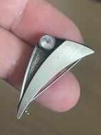 Scandinavische vintage broche ninex korut met bergkristal, Ophalen of Verzenden, Zo goed als nieuw, Zilver