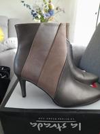 Laarsjes maat 41, hak 8cm, Kleding | Dames, Schoenen, Lage of Enkellaarzen, Ophalen of Verzenden, Grijs, La Strada