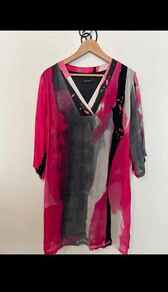Jurk Ophilia maat 2 (48/50) - Roze/Zwart/Wit, Kleding | Dames, Jurken, Verzenden, Maat 46/48 (XL) of groter, Knielengte, Roze