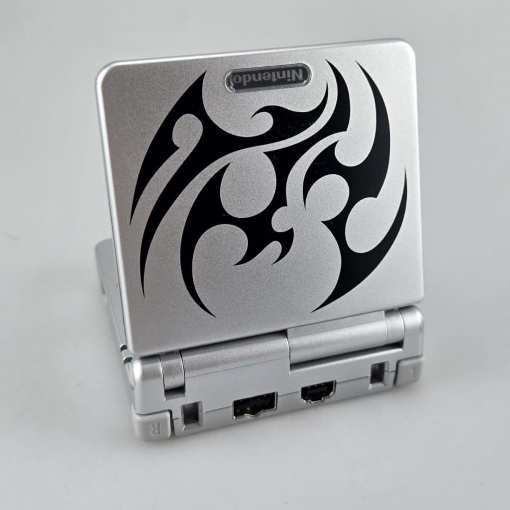 Gameboy Advance SP Tribal | Zeer nette staat, Nintendo, Zo goed als nieuw, Support@nintendo.com, 11-1 Hokotate-cho, Kamitoba, Minami-ku
Kyoto 601-8501
Japan