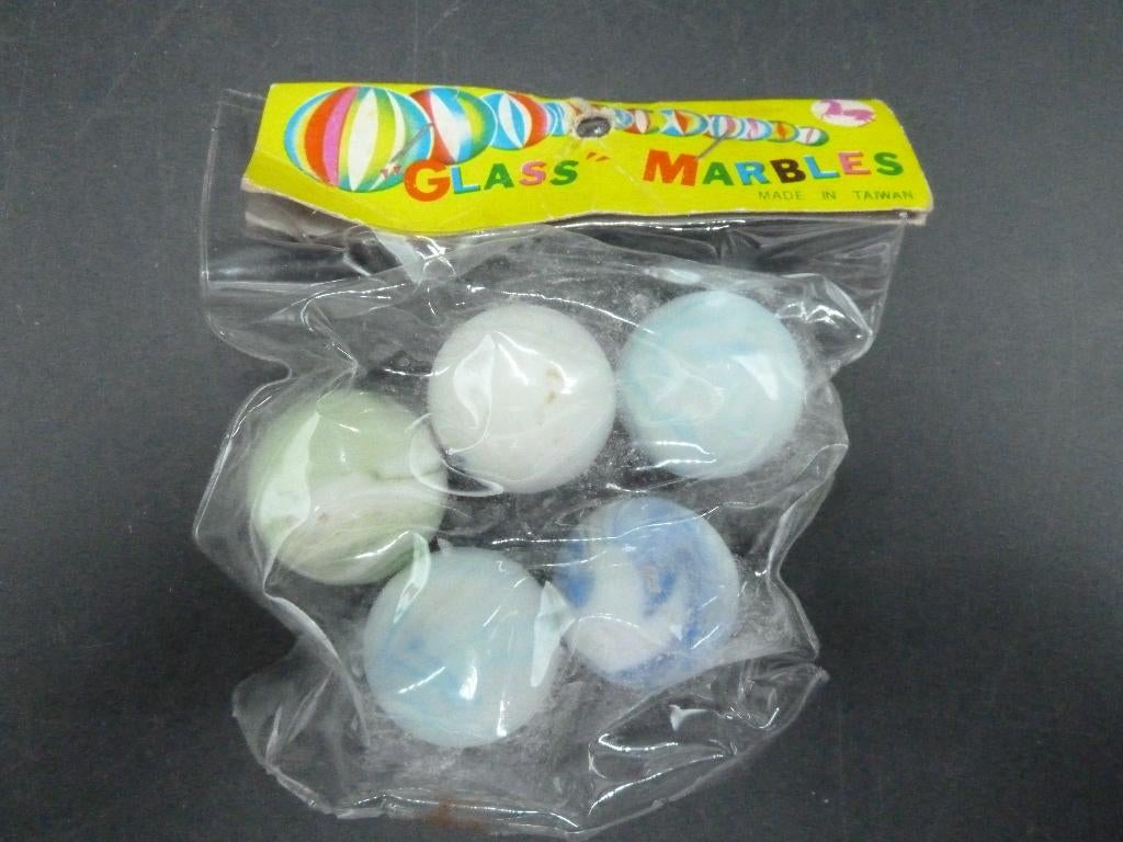 Oude glazen knikkers Taiwan jaren 60 in originele verpakking, Antiek en Kunst, Antiek | Speelgoed, Ophalen of Verzenden