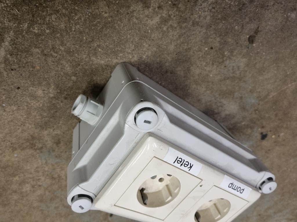 kleine montagedoos  kabeldoos elektra met 2 stopcontacten, Hobby en Vrije tijd, Ophalen of Verzenden, Gebruikt