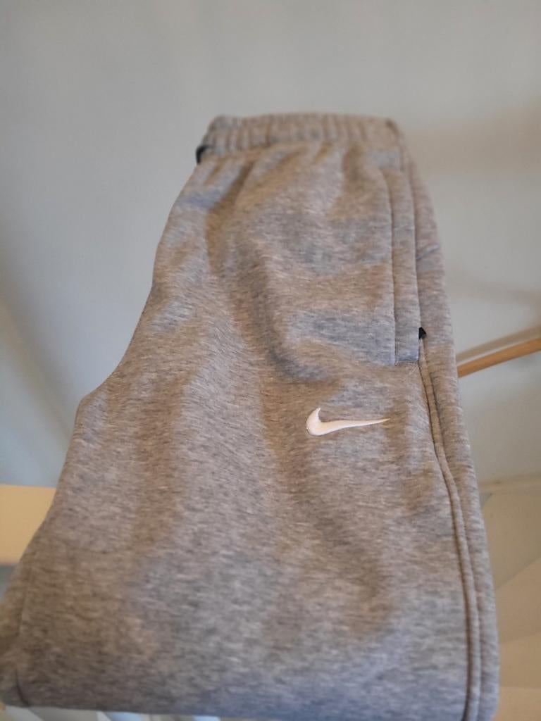 Nike Sportswear Tech Fleece Jogger - Grijs, Kleding | Heren, Sportkleding, Maat 48/50 (M), Nike, Nieuw, Ophalen of Verzenden