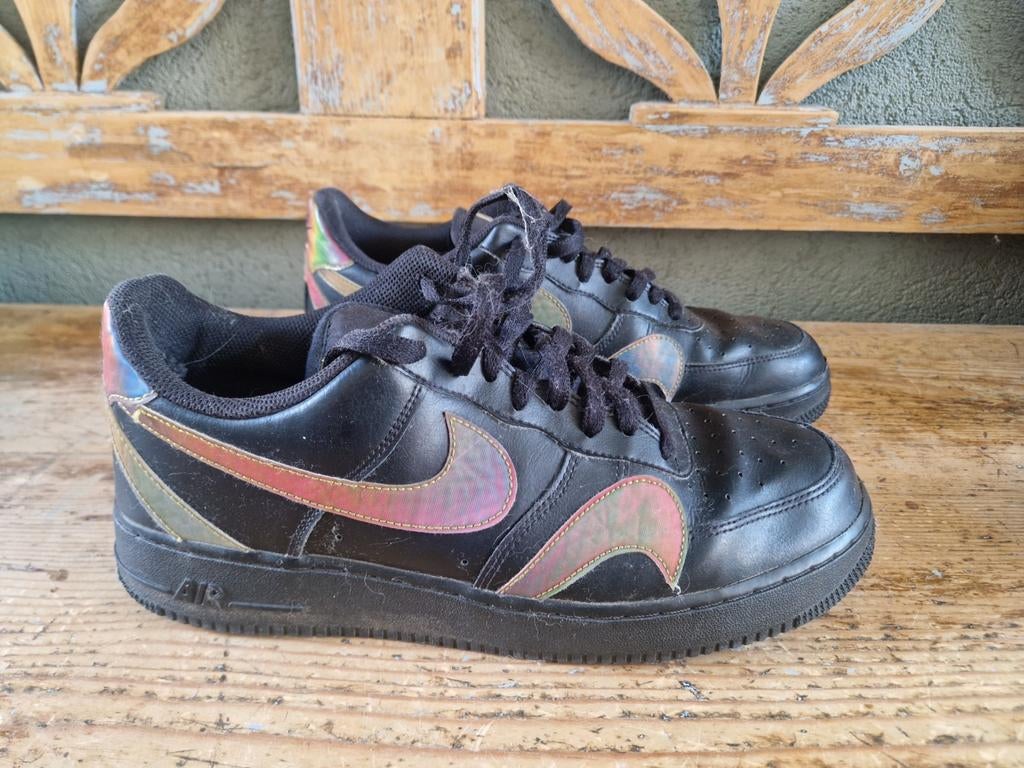 Nike Air Force 1 '07 LV8 'Misplaced Swoosh' maat 45, Zwart, Nike, Ophalen of Verzenden, Gedragen