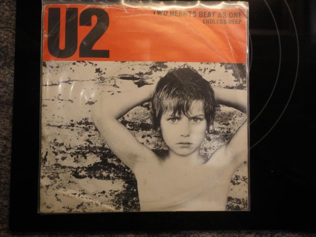 U2 Two hearts beat as one UK 1983 FH, Cd's en Dvd's, Vinyl Singles, Gebruikt, Fotohoes, 7 inch, Ophalen of Verzenden