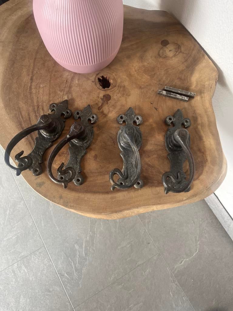 Set van 4 Antieke IJzeren gietijzeren Deurklinken, Ophalen, Gebruikt, IJzer, Klink of Kruk