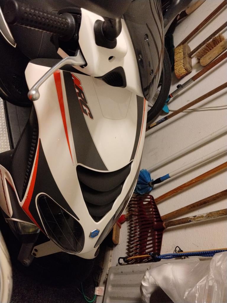 Piaggio Zip Scooter - Wit met rode accenten, Fietsen en Brommers, Ophalen, Gebruikt