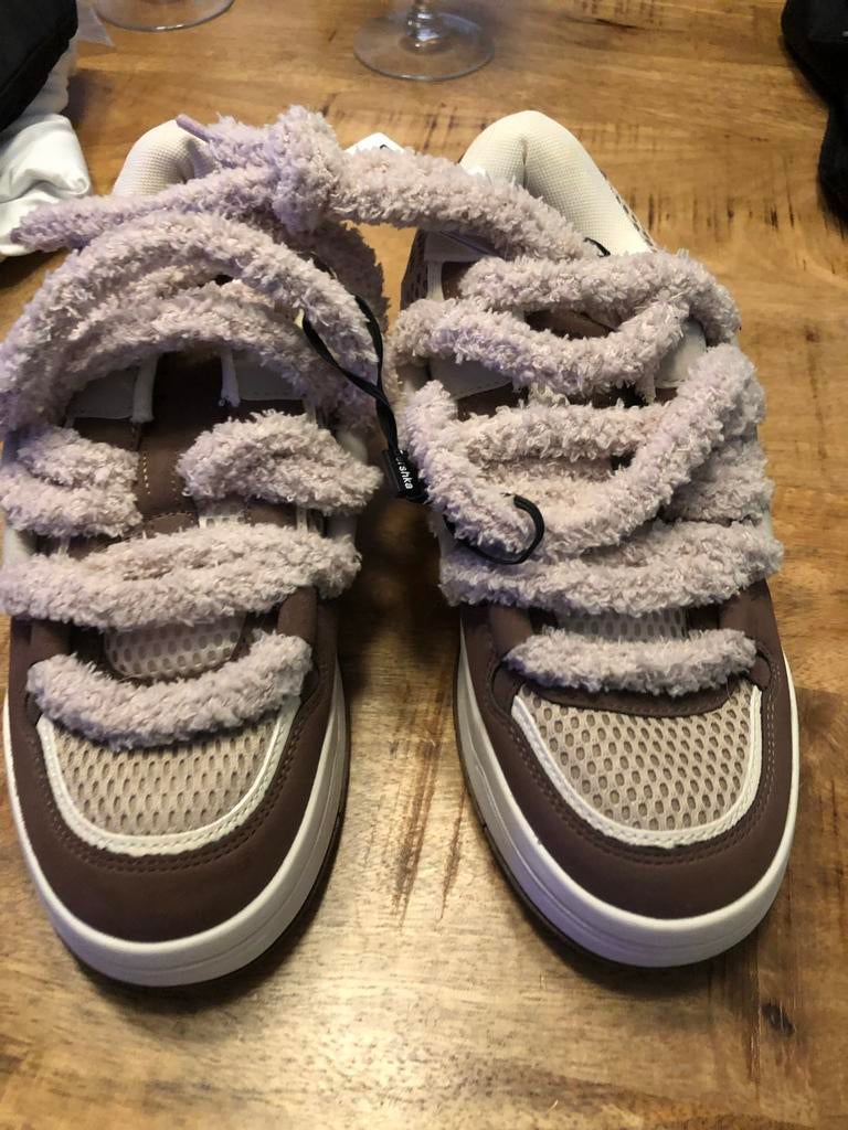 Bershka Sneakers Maat 38 - Bruin met Teddy Details, Ophalen of Verzenden, Nieuw, Bruin, Sneakers of Gympen