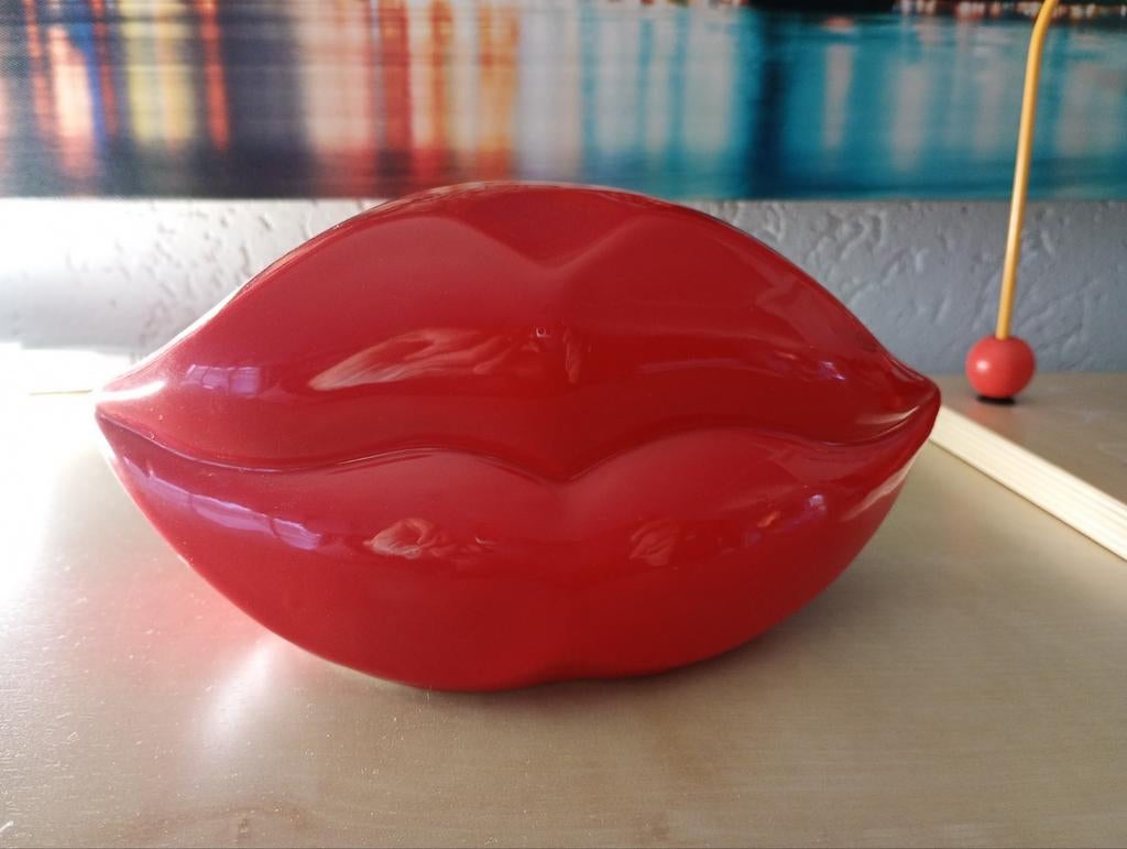 Spaarpot keramiek rood lippen retro design the Kiss (nieuw), Ophalen of Verzenden, Nieuw, Steen, Aardewerk of Keramiek, Overige thema's