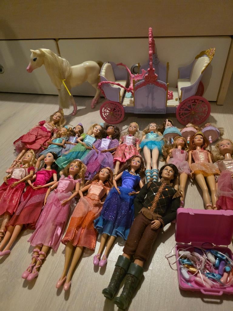 Barbie 12 dansende prinsessen collectie, Ophalen of Verzenden, Gebruikt, Pop
