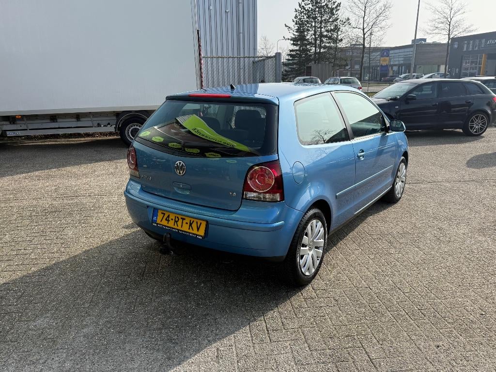Volkswagen Polo 1.4 55KW AUT 2005 Blauw, Cruise, airco, Auto's, Stof, 4 cilinders, Blauw, Bedrijf