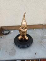 Glazen stolp met gouden kabouter met vinger  in de lucht, Verzamelen, Beelden en Beeldjes, Ophalen of Verzenden, Zo goed als nieuw