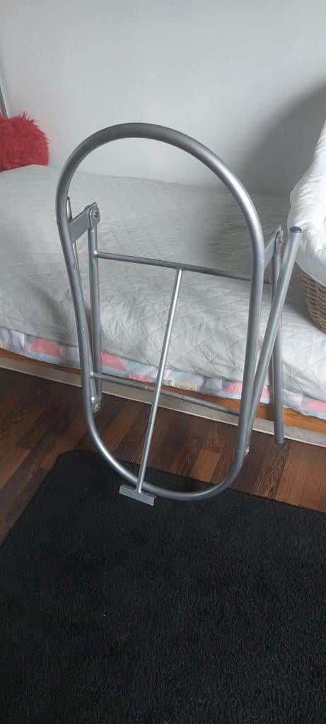 Rotan wiegje met onderstel - Zo goed als nieuw, Ophalen of Verzenden