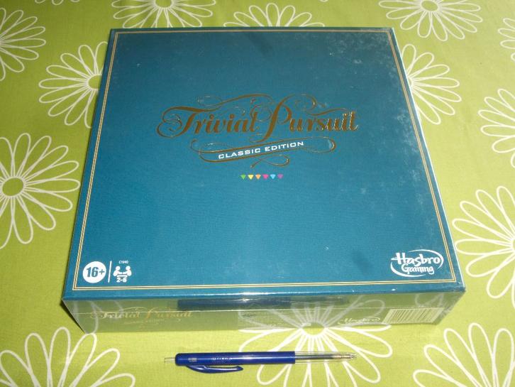 Nieuw in seal: Trivial Pursuit Classic Edition Franstalig!, Hobby en Vrije tijd, Gezelschapsspellen | Bordspellen, Nieuw, Een of twee spelers