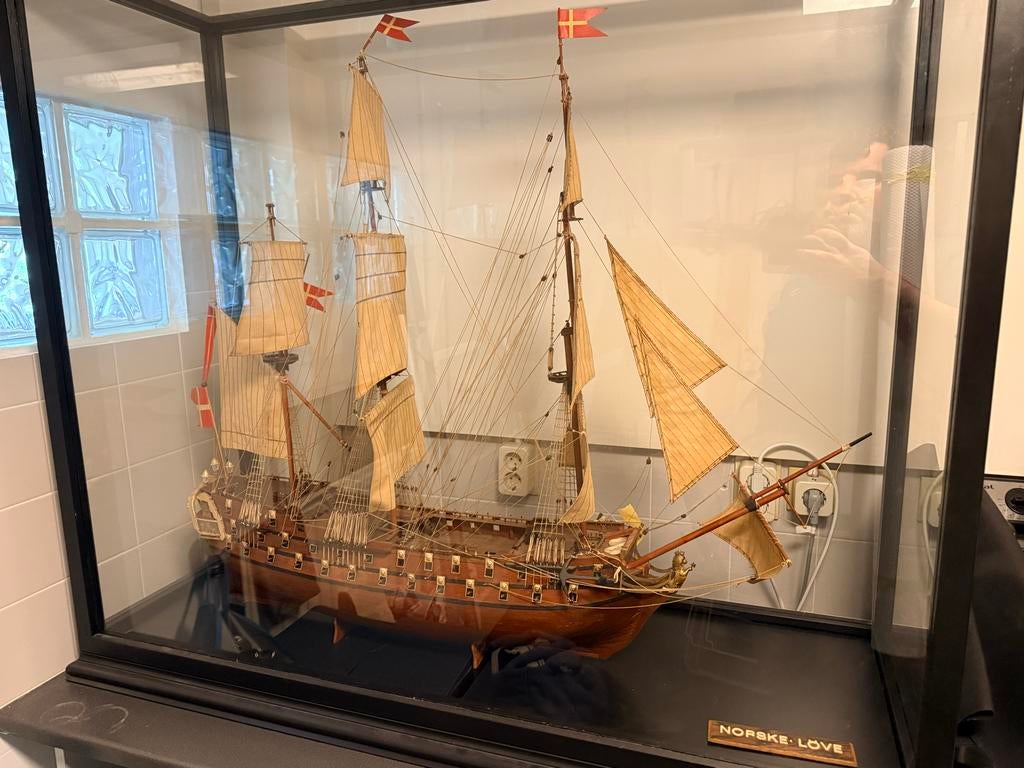 Model schip Norske Løve in vitrine, Hobby en Vrije tijd, Modelbouw | Boten en Schepen, Ophalen of Verzenden, Gebruikt, Groter dan 1:32