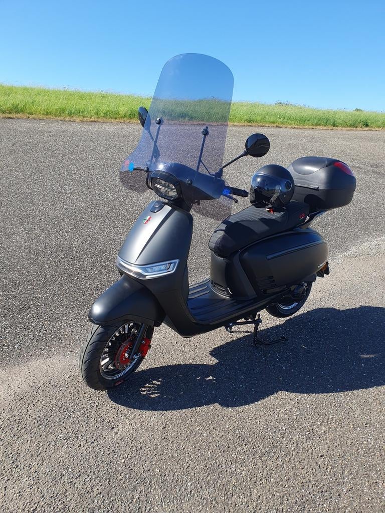 GTS Levanti 2024 snorscooter mat zwart ZGAN, Fietsen en Brommers, Snorfietsen en Snorscooters, Zo goed als nieuw, Benzine, Ophalen