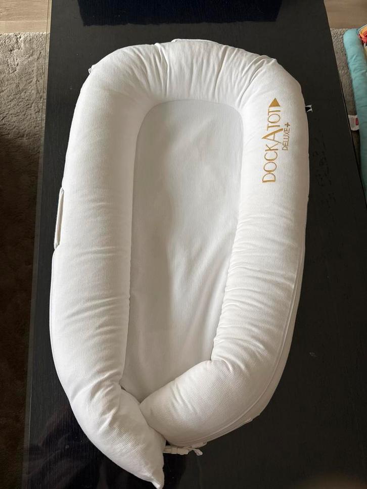 Dockatot Deluxe Babynestje - Wit, Kinderen en Baby's, Overige Kinderen en Baby's, Zo goed als nieuw, Ophalen of Verzenden