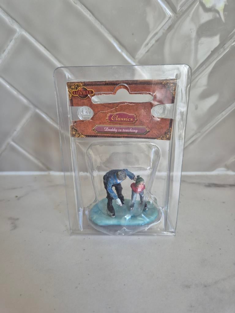 Luville Classics Daddy is Teaching miniatuur dorp Kerst, Ophalen