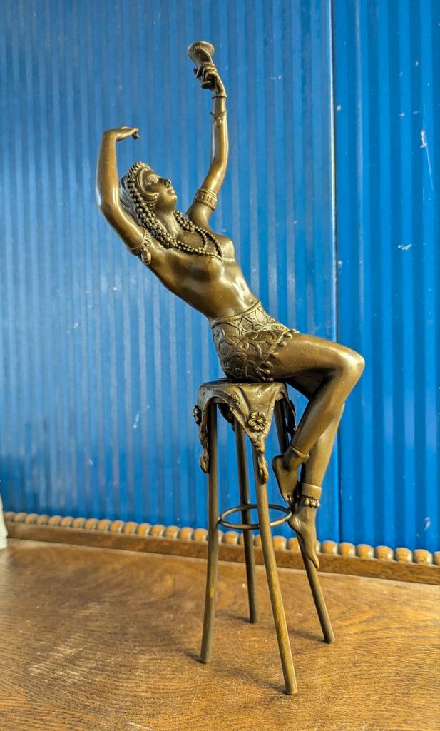 Art Deco bronzen beeld van danseres op kruk, gesigneerd, Antiek en Kunst, Kunst | Beelden en Houtsnijwerken, Ophalen of Verzenden