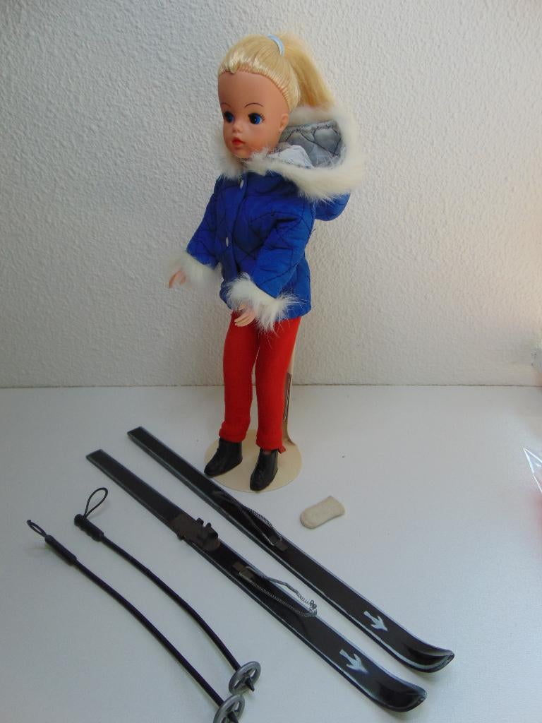 Vintage Sindy Barbie in Skipak en skies jaren 60, Verzamelen, Poppen, Ophalen of Verzenden, Gebruikt, Pop