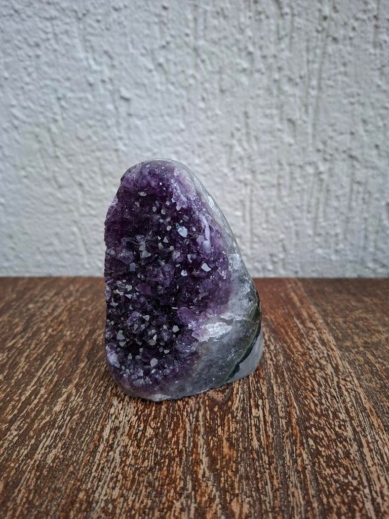 Donker paars amethist op standvlak, Ophalen