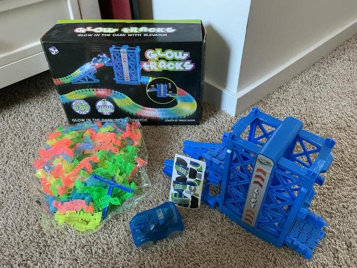Racebaan met Lift - Glow in the dark, Kinderen en Baby's, Speelgoed | Bouwstenen, Zo goed als nieuw, Ophalen of Verzenden
