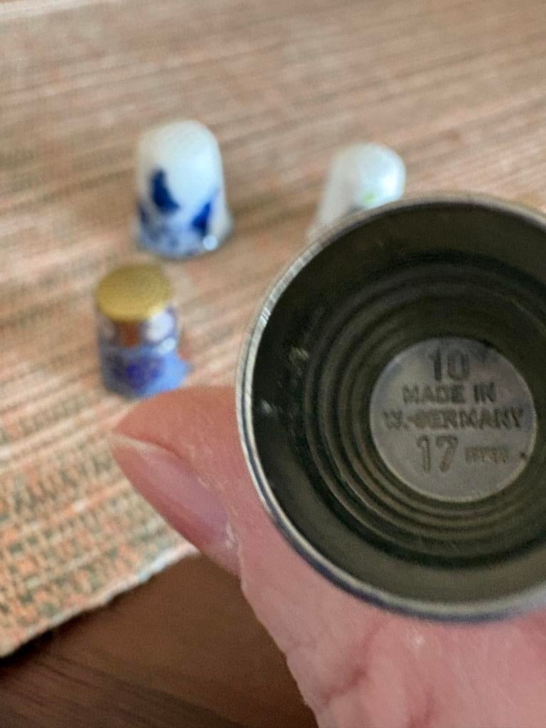 Diverse vingerhoedjes, Gebruikt, Reliëf, Ophalen of Verzenden, Buitenland