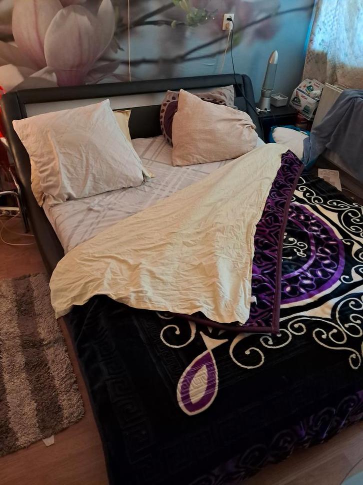 Mooi laag tweepersoonsbed, Huis en Inrichting, Slaapkamer | Bedden, Gebruikt, Tweepersoons, 160 cm, 200 cm, Overige materialen