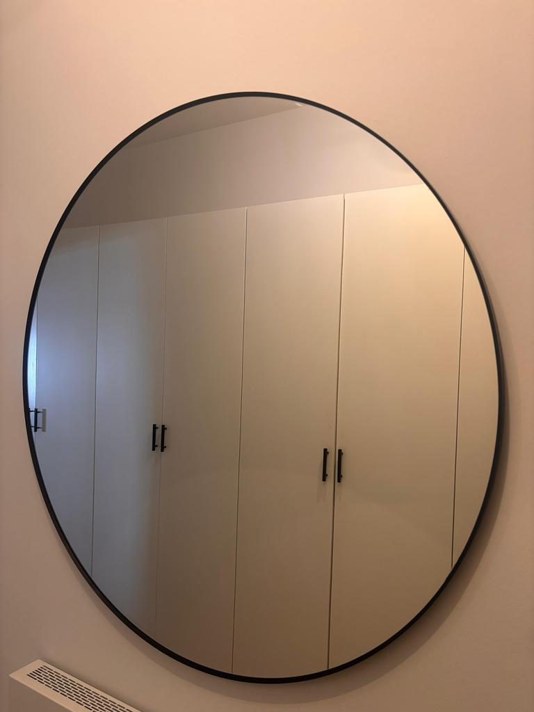 Grote ronde zwarte metalen spiegel, Huis en Inrichting, Woonaccessoires | Spiegels, Ophalen, 100 tot 150 cm, Rond, Zo goed als nieuw