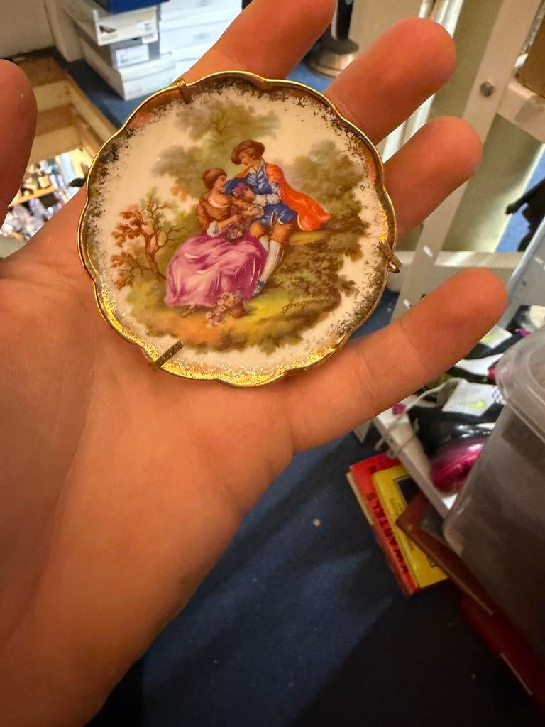 Limoges Porseleinen Broche met Romantische Scène, Ophalen of Verzenden