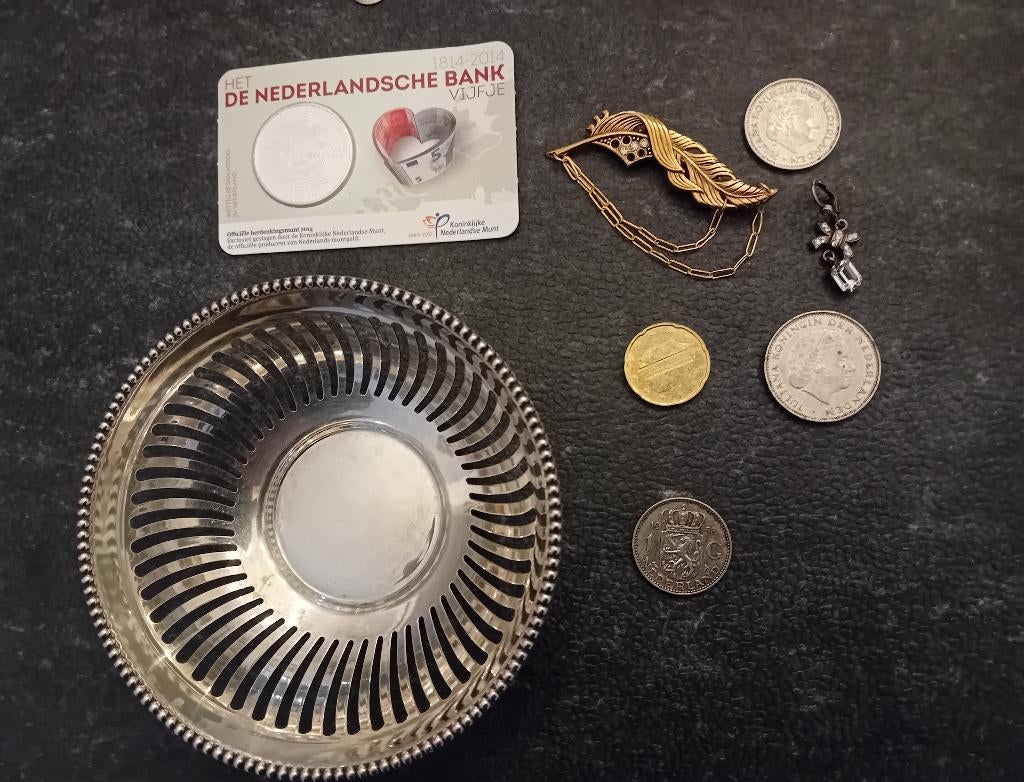 Lot met munten -bonbon schaaltje-broche - coincard, Ophalen, Overige landen, Setje