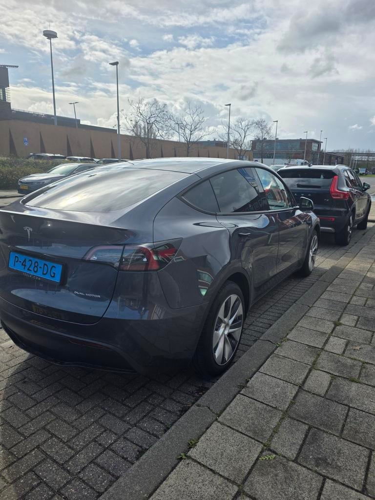 Tesla Model Y 2022 Grijs, Auto's, Tesla, Automaat, Leder en Stof, Origineel Nederlands, Elektrisch