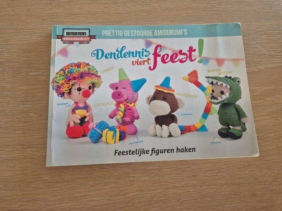 Dendennis viert Feest! Amigurumi haakboek, Ophalen of Verzenden, Gebruikt, Haken, Patroon of Boek