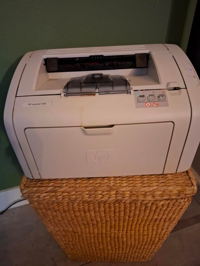 Te koop HP laserjet 1018 printer incl 2 nieuwe 123 inkt tone, Zwart-en-wit printen, Printer, Ophalen of Verzenden, Zo goed als nieuw