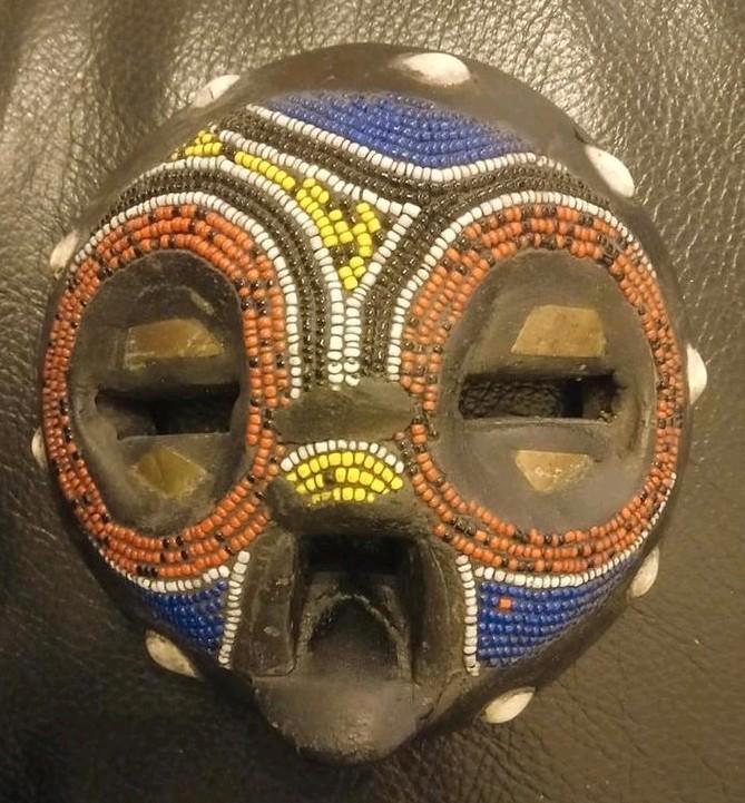 Afrikaans houten masker met kralen en schelpen, Antiek en Kunst, Kunst | Niet-Westerse kunst, Ophalen of Verzenden