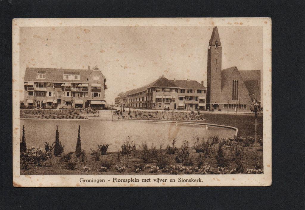 Groningen, 1946. Floresplein met vijver en Sionskerk., Ophalen of Verzenden, 1940 tot 1960, Gelopen, Groningen