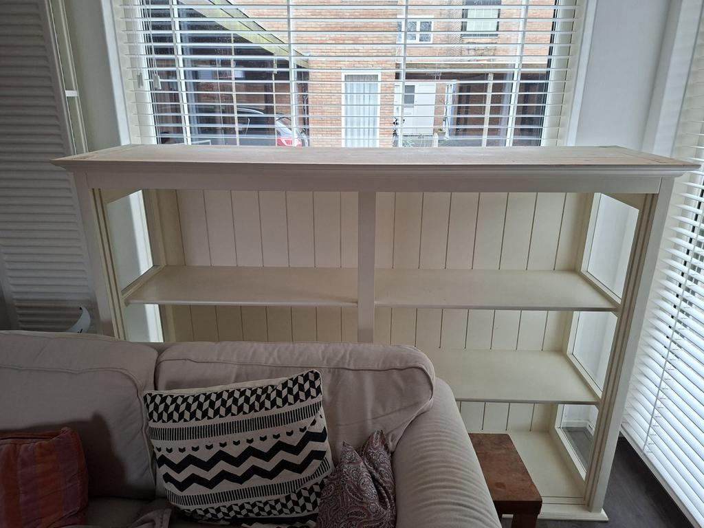 Gratis vitrinekast met glazen deuren en planken, Huis en Inrichting, Kasten | Vitrinekasten, Ophalen, Gebruikt, 100 tot 150 cm