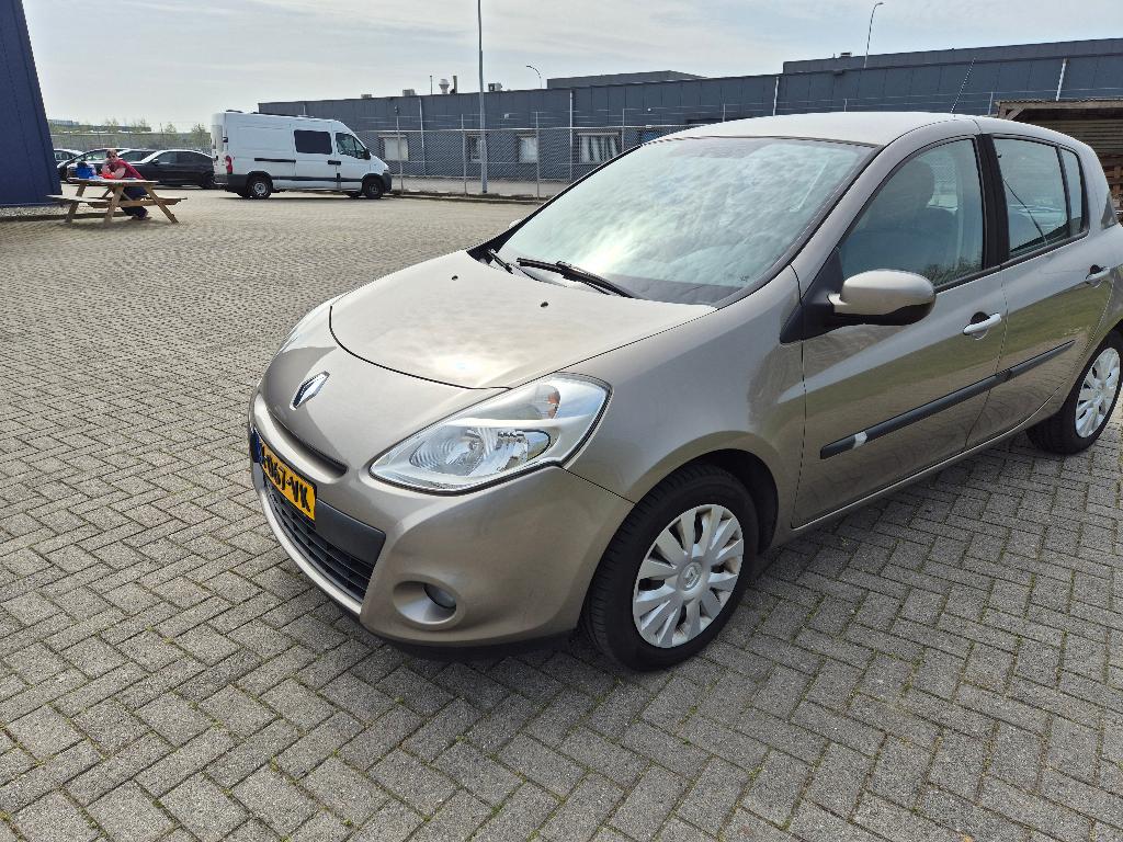 Renault Clio 1.5 DCI 63KW Expr 5-DRS E4 2010 Bruin, Auto's, Voorwielaandrijving, 4 cilinders, Bruin, 1200 kg