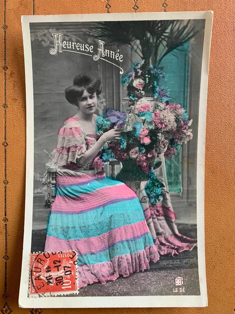 1907 Heureuse Année - dame met bloemen, Verzamelen, Ansichtkaarten | Themakaarten, Ophalen of Verzenden, Voor 1920, Gelopen, Feest(dag)