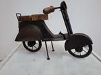 schitterende vintage beeld metaal van scooter, Verzamelen, Beelden en Beeldjes, Ophalen of Verzenden, Zo goed als nieuw, Mens