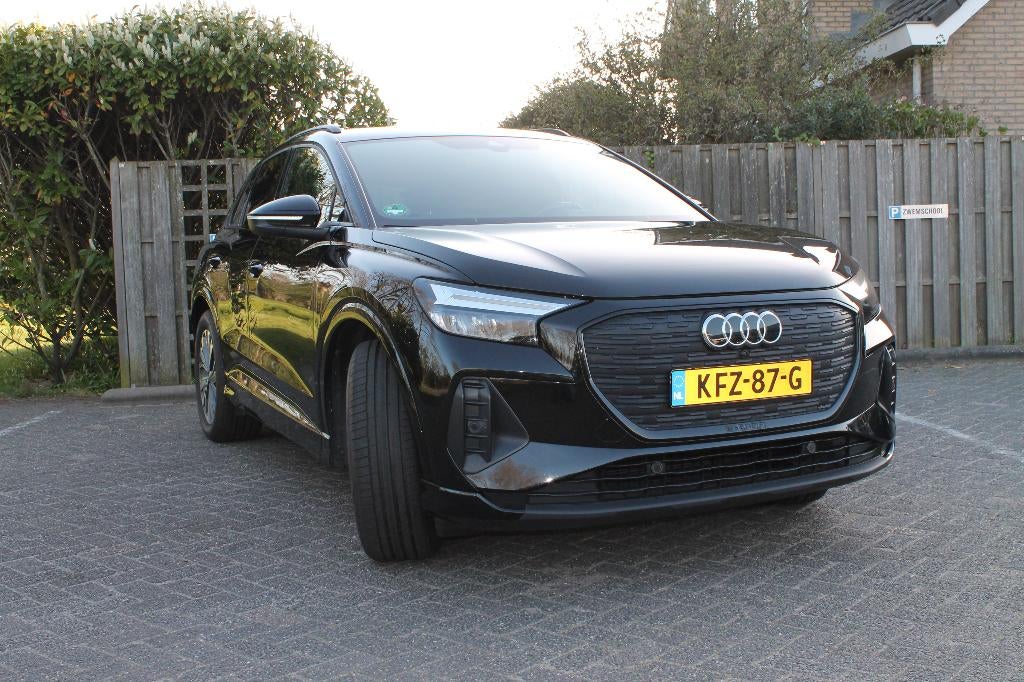 Audi Q4 e-tron 40 S-lin black edition 77kWh 204pk 2023 Zwart, Auto's, Automaat, Achterwielaandrijving, Parkeerassistent, Leder en Stof