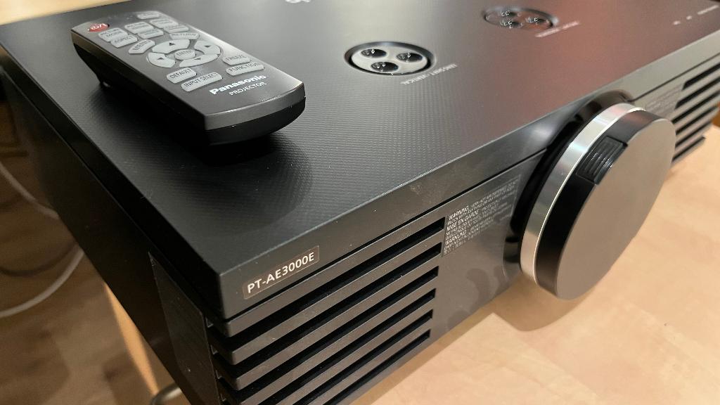 Panasonic PT-AE3000E Beamer met nieuwe lamp, Ophalen, Panasonic, Zo goed als nieuw, LCD